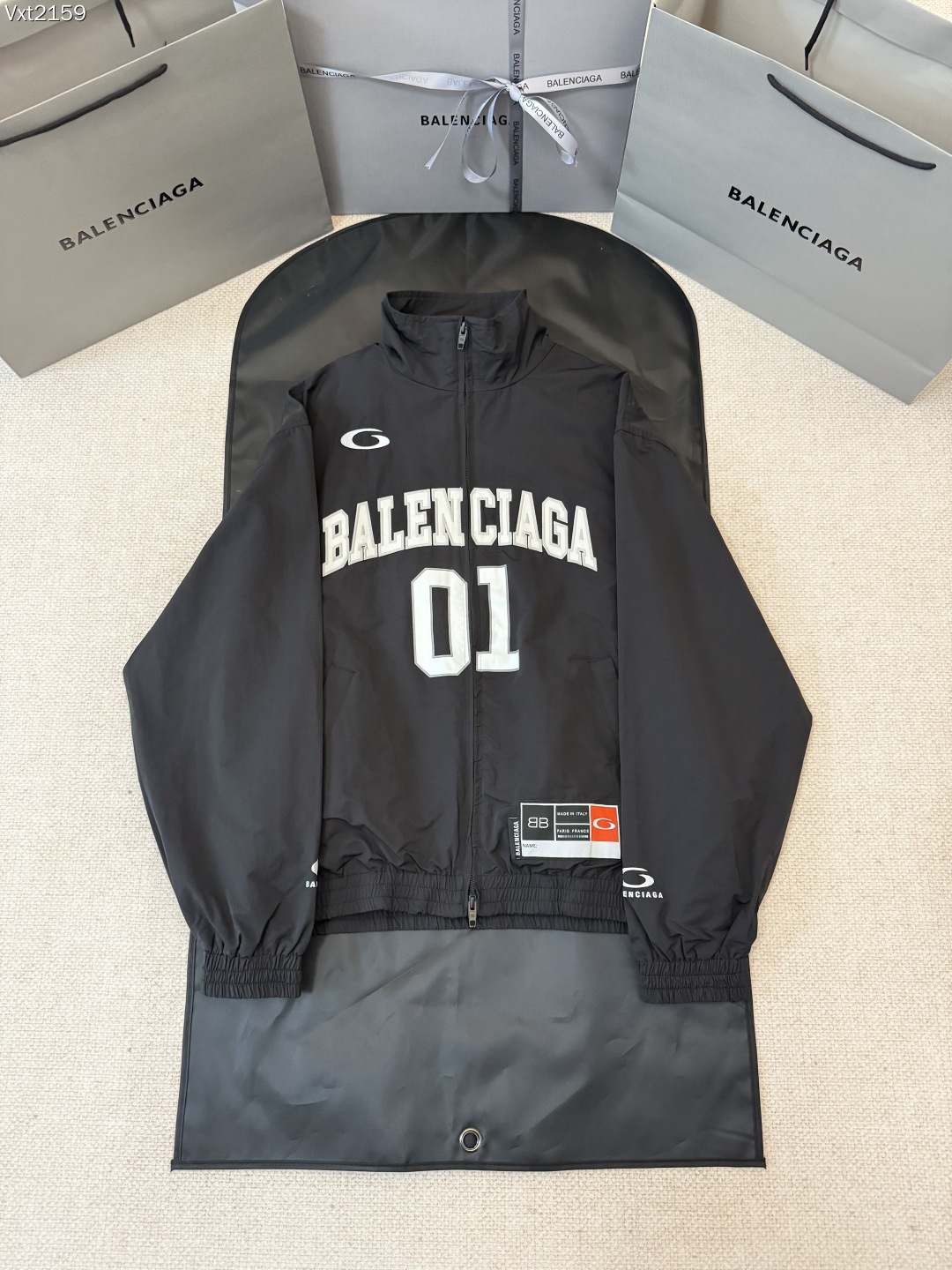 バレンシアガ「Balenciaga」‌BALENCIAGA × MANCHESTER UNITED 10番 パッチワーク サッカーダウンジャ