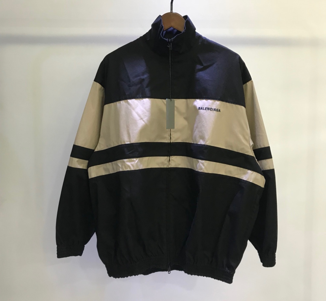 バレンシアガ「Balenciaga」‌BALENCIAGA × MANCHESTER UNITED 10番 パッチワーク サッカーダウンジャ