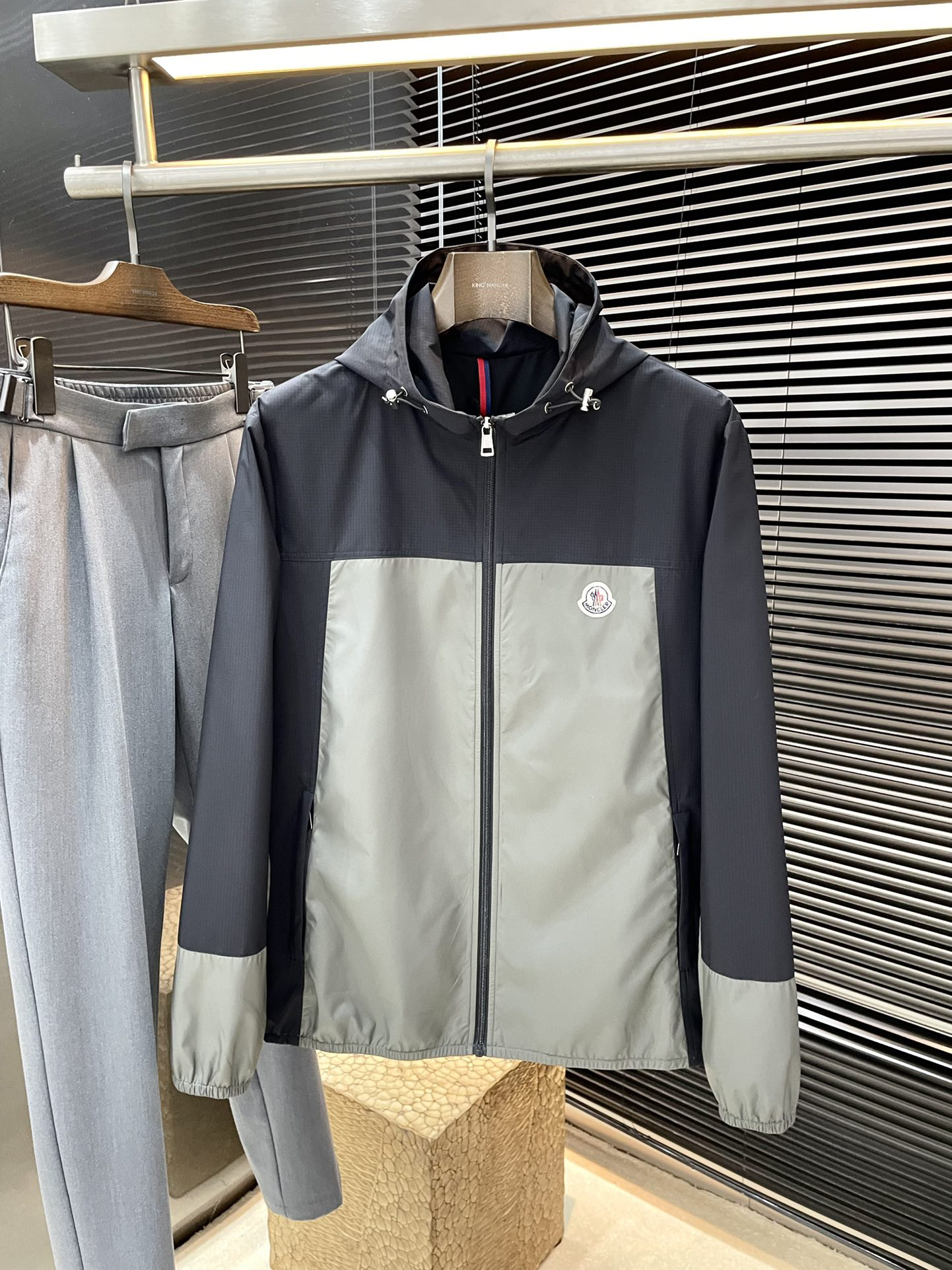 モンクレール「Moncler」最新春と秋のおしゃれなフードジャケット