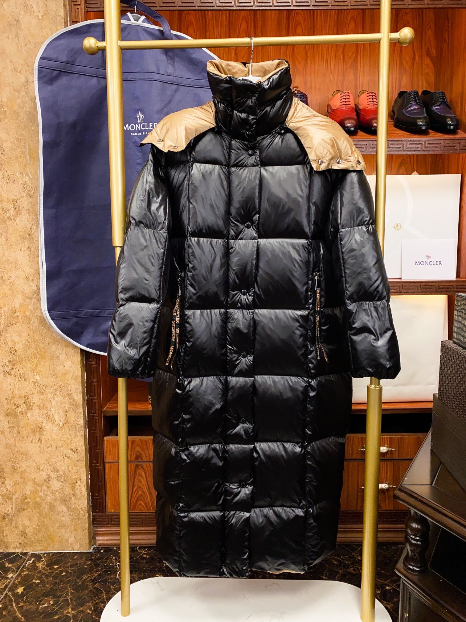 モンクレール「Moncler」ミドル丈フード付きダウンジャケット