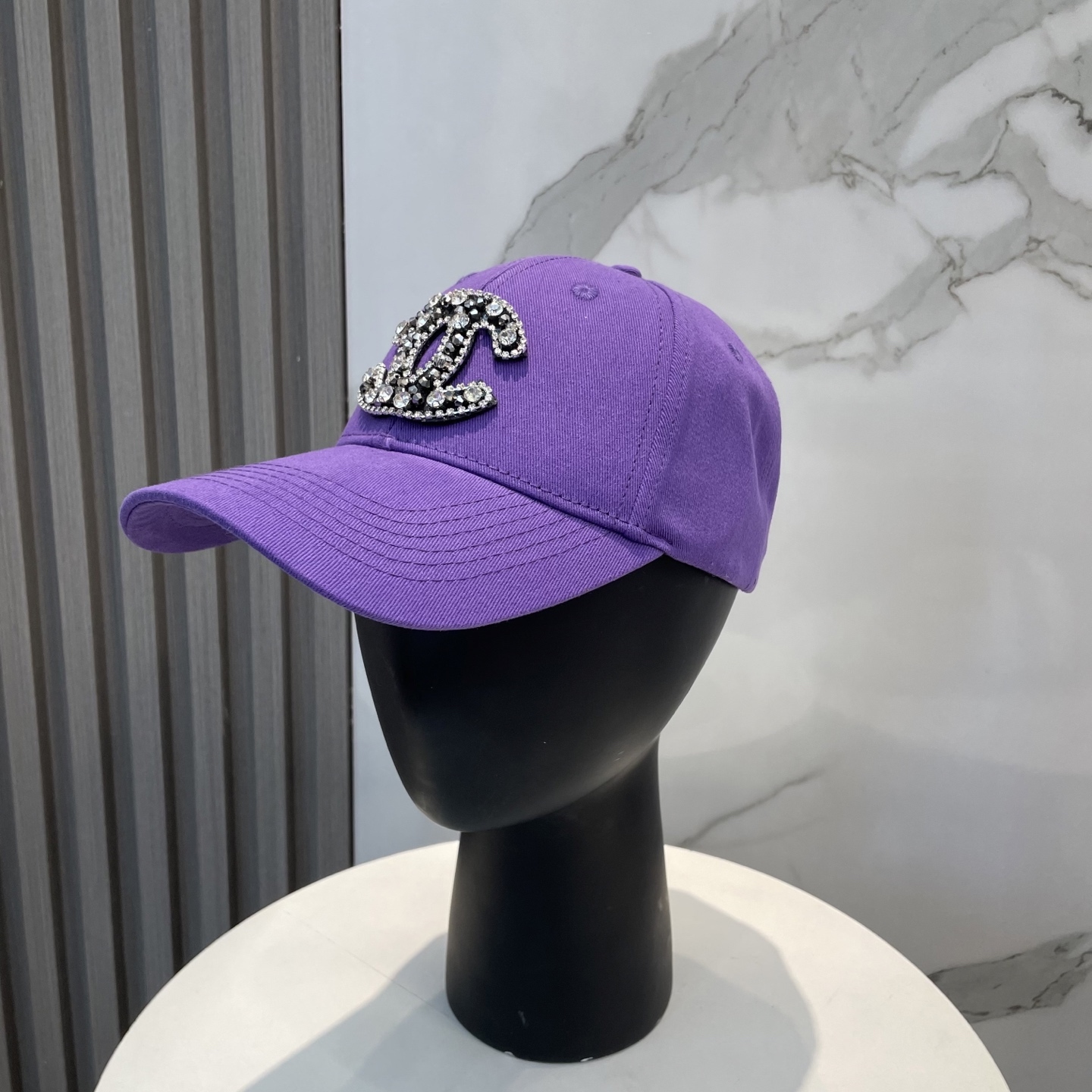 シャネル「Chanel」2025 クリスタルエンボス ハードキャップ