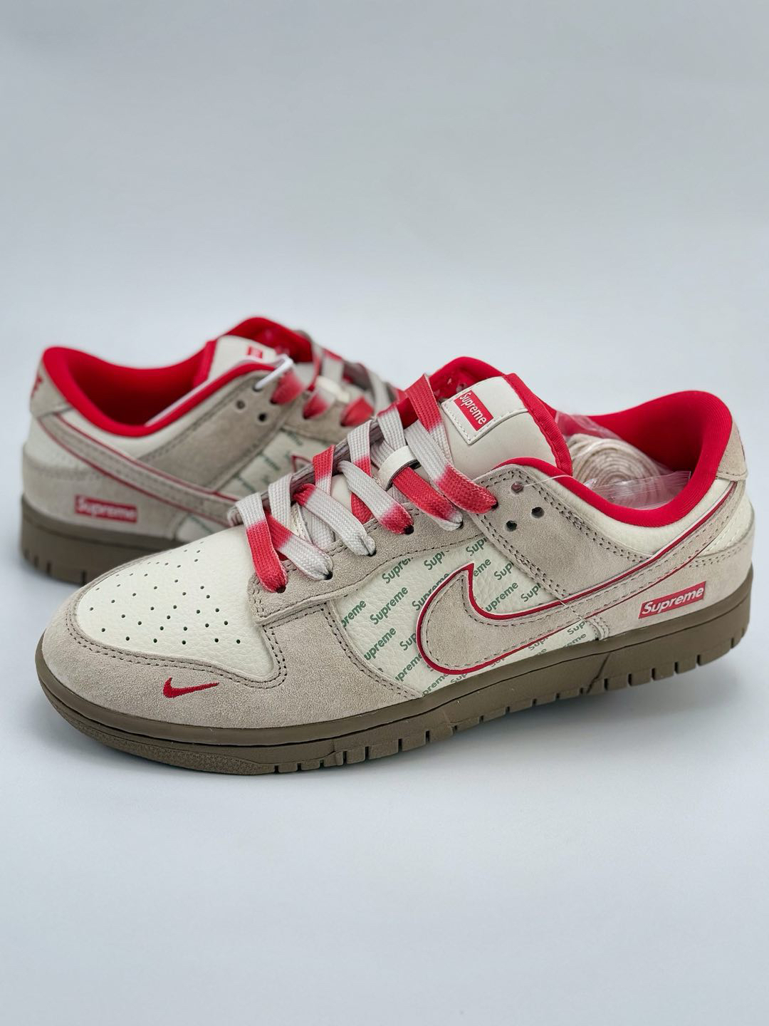 「コラボモデル」Supreme x Nike SB Dunk Low スニーカー