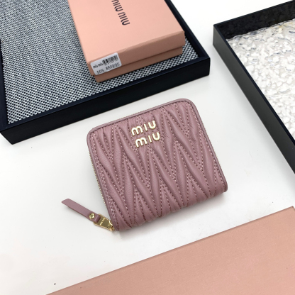 ミュウミュウ「Miu Miu」マテラッセレザー  ジップアラウンド財布