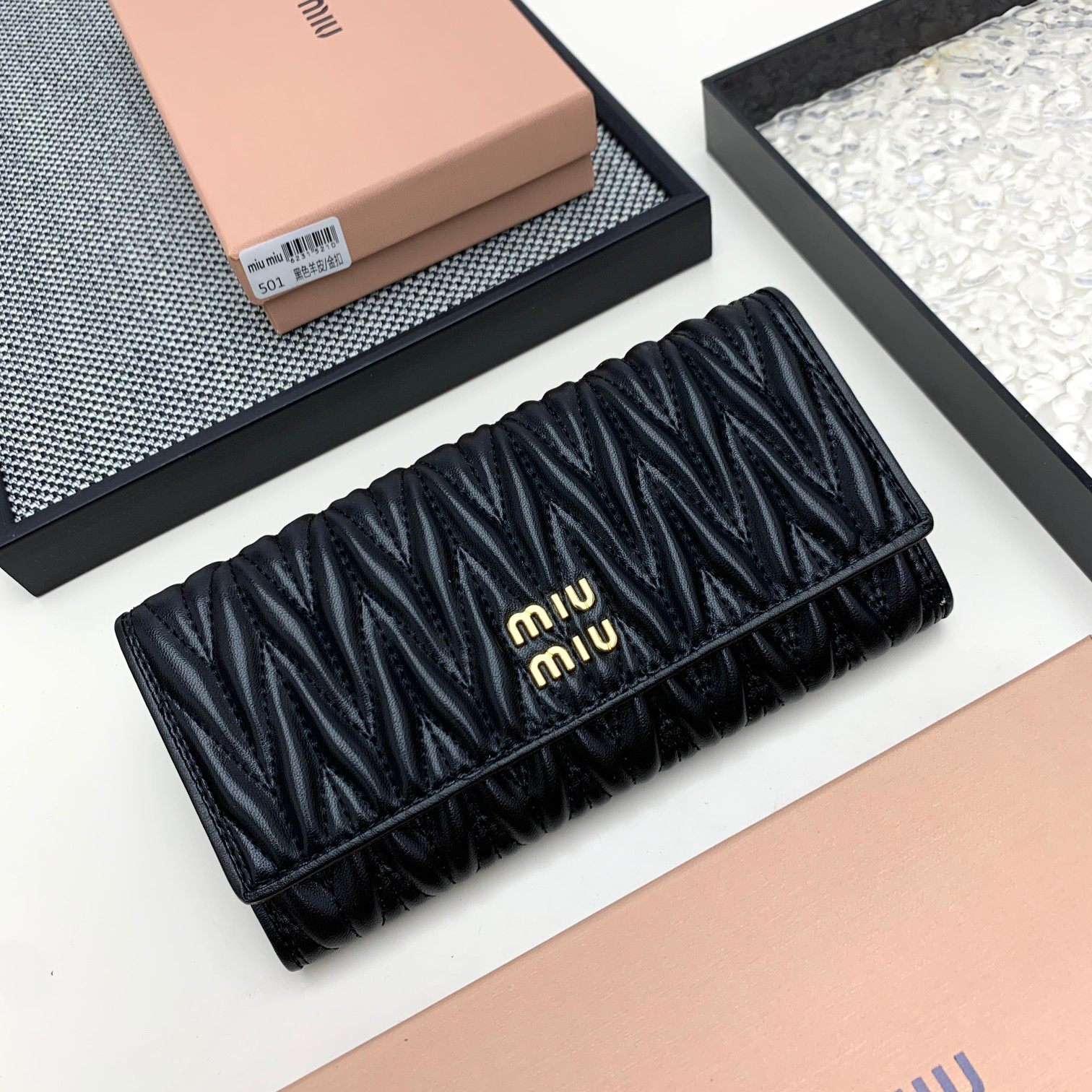 ミュウミュウ「Miu Miu」マテラッセレザー  折り長財布