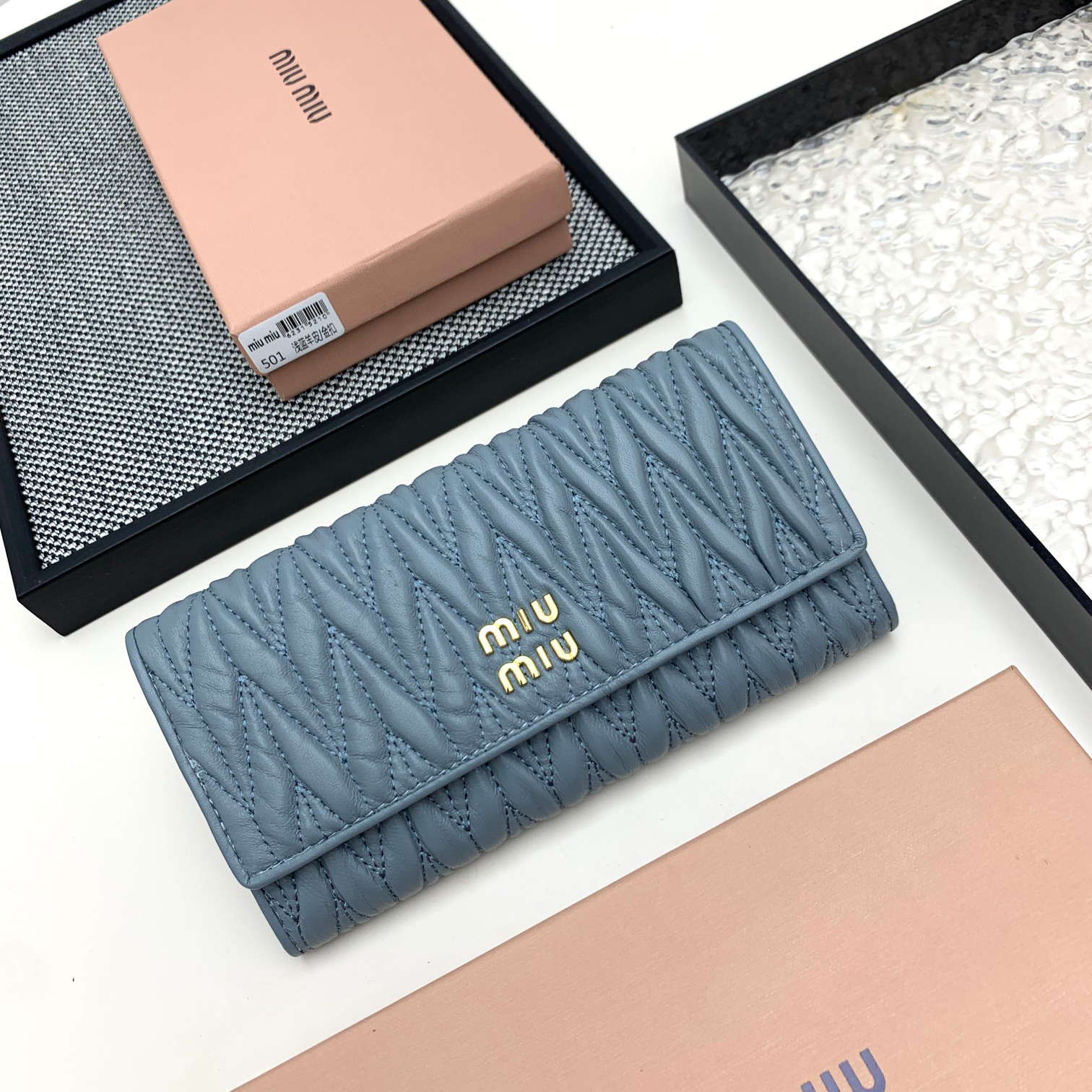 ミュウミュウ「Miu Miu」マテラッセレザー  折り長財布