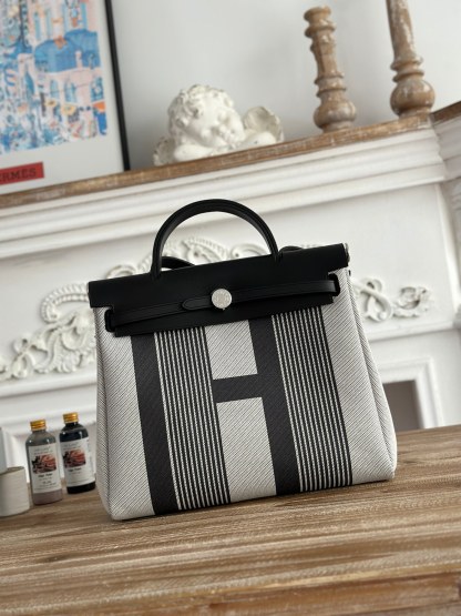 エルメス「Hermès」ハーバッグ ジップ31 鋲打ちトートバッグ「Herbag Zip 31 hobnailed」