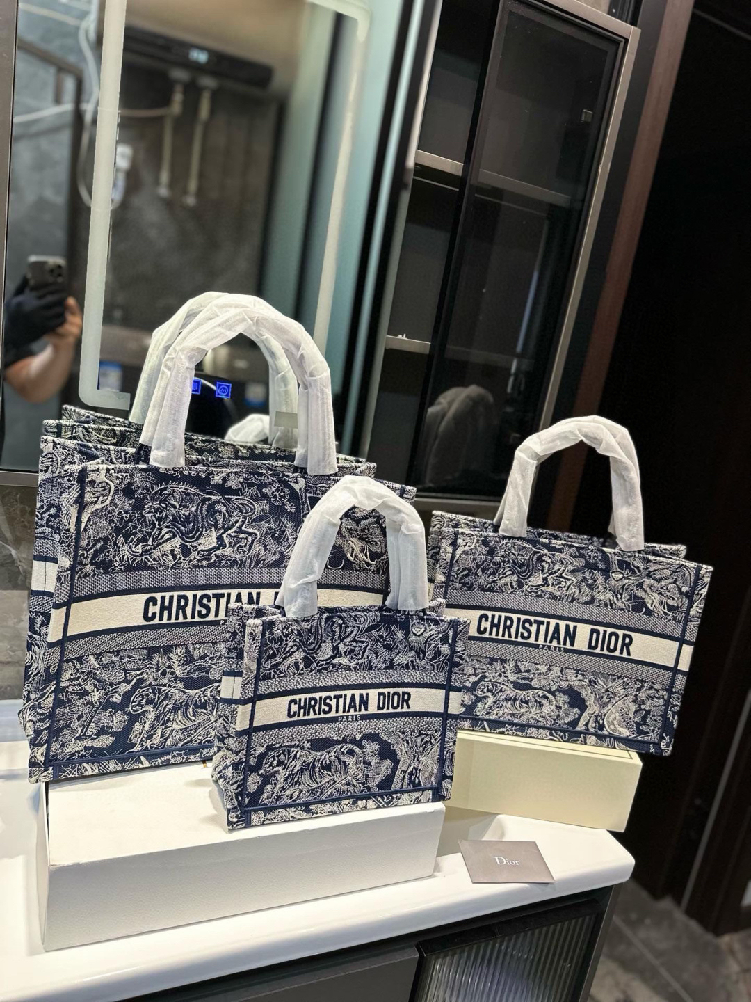 ディオール Dior Book Tote バッグ スモール、ミディアム、ラージの3つのサイズ