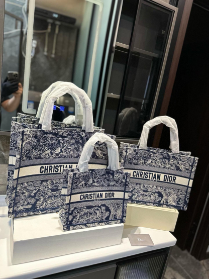 ディオール Dior Book Tote バッグ スモール、ミディアム、ラージの3つのサイズ