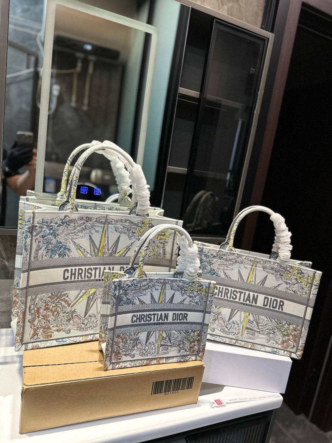 ディオール Dior Book Tote バッグ スモール、ミディアム、ラージの3つのサイズ