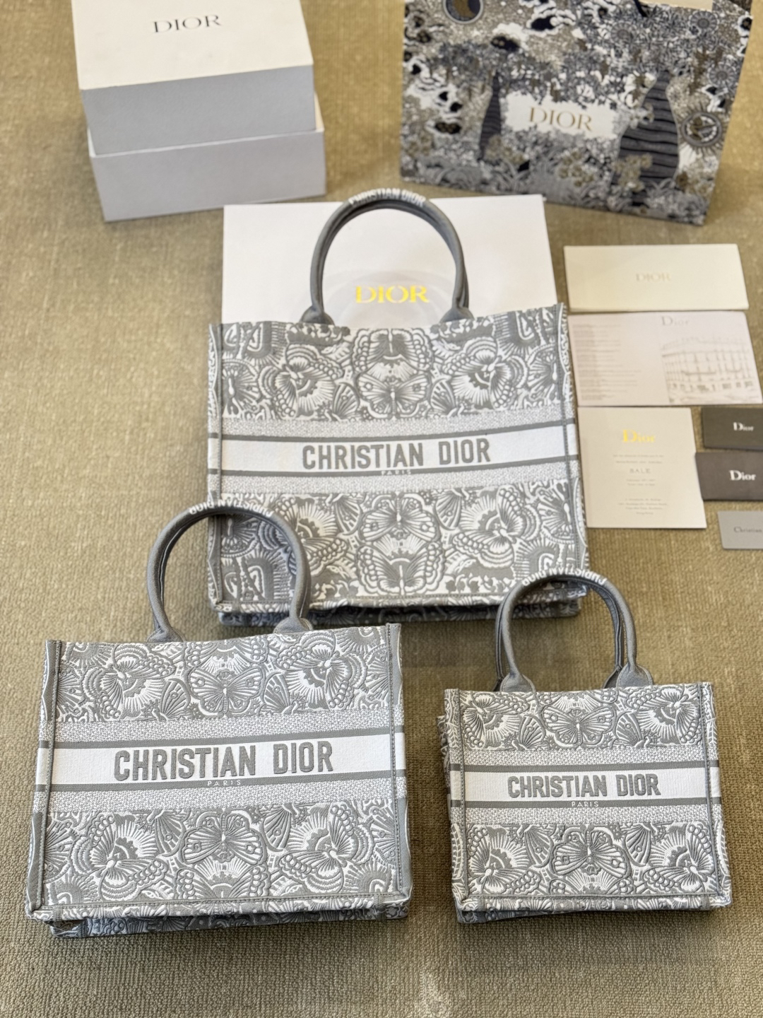 ディオール Dior Book Tote バッグ スモール、ミディアム、ラージの3つのサイズ