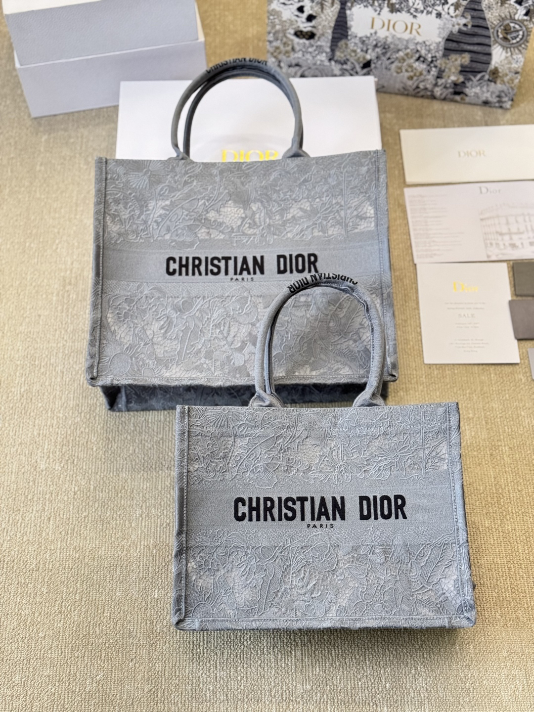 ディオール Dior Book Tote バッグ スモール、ミディアムの2つのサイズ