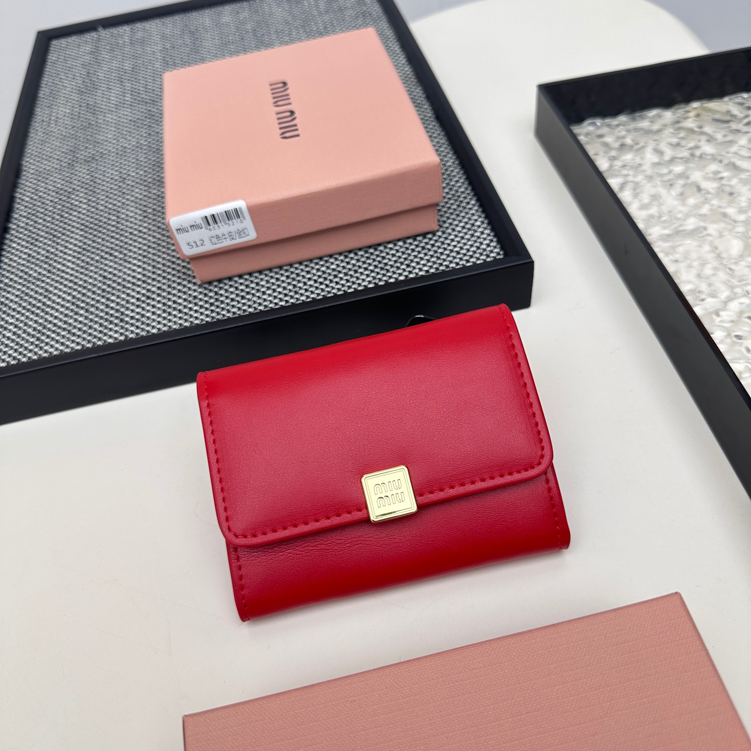 ミュウミュウ「Miu Miu」二つ折りスモールウォレット