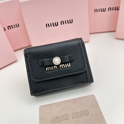 ミュウミュウ「Miu Miu」多機能三つ折りスモールウォレット