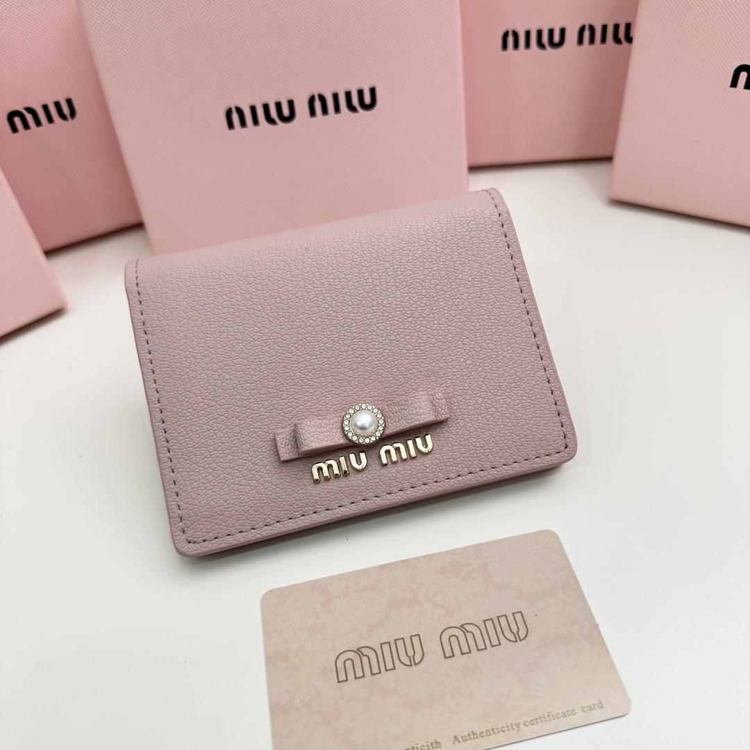 ミュウミュウ「Miu Miu」多機能二つ折りスモールウォレット