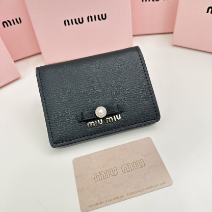 ミュウミュウ「Miu Miu」多機能二つ折りスモールウォレット