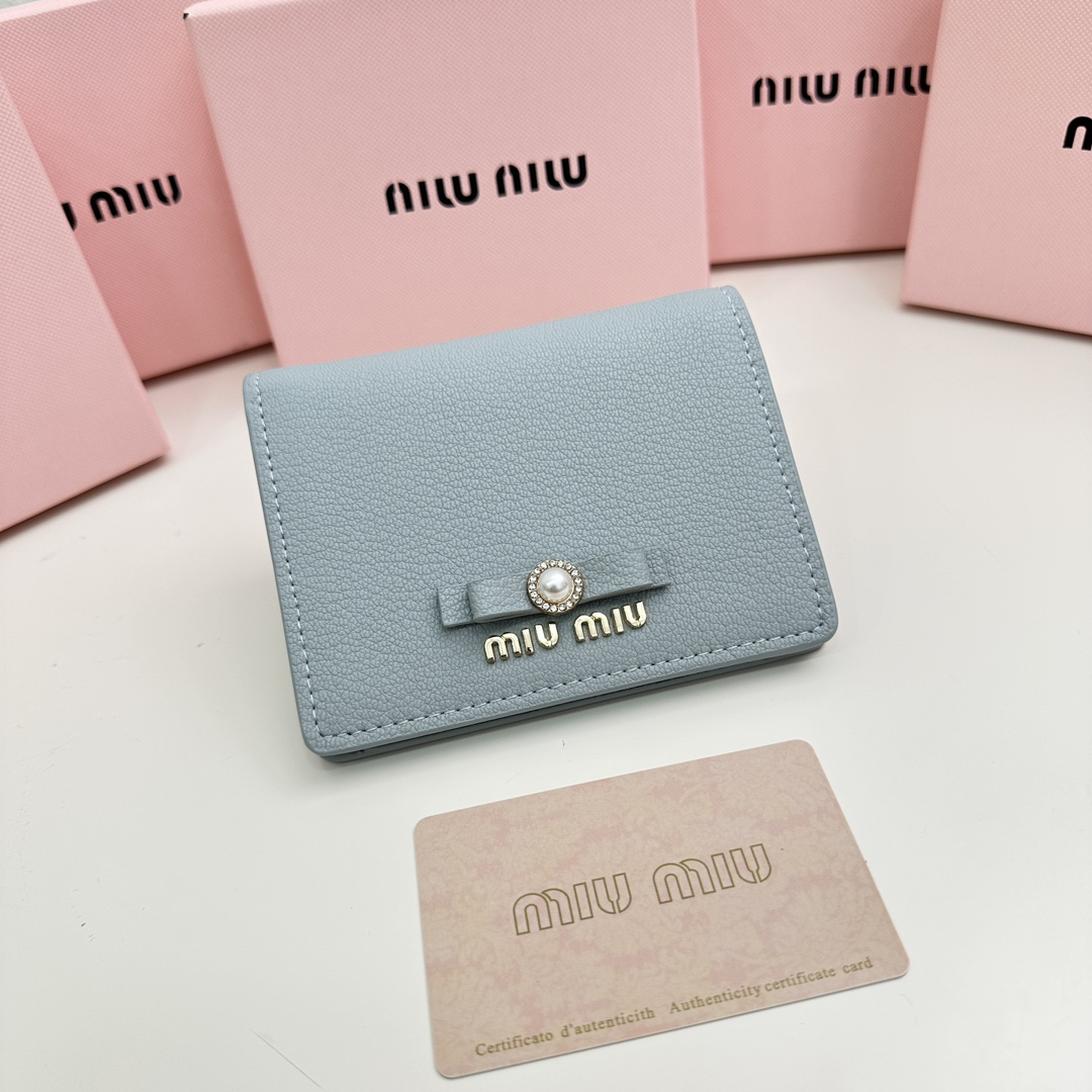 ミュウミュウ「Miu Miu」多機能二つ折りスモールウォレット