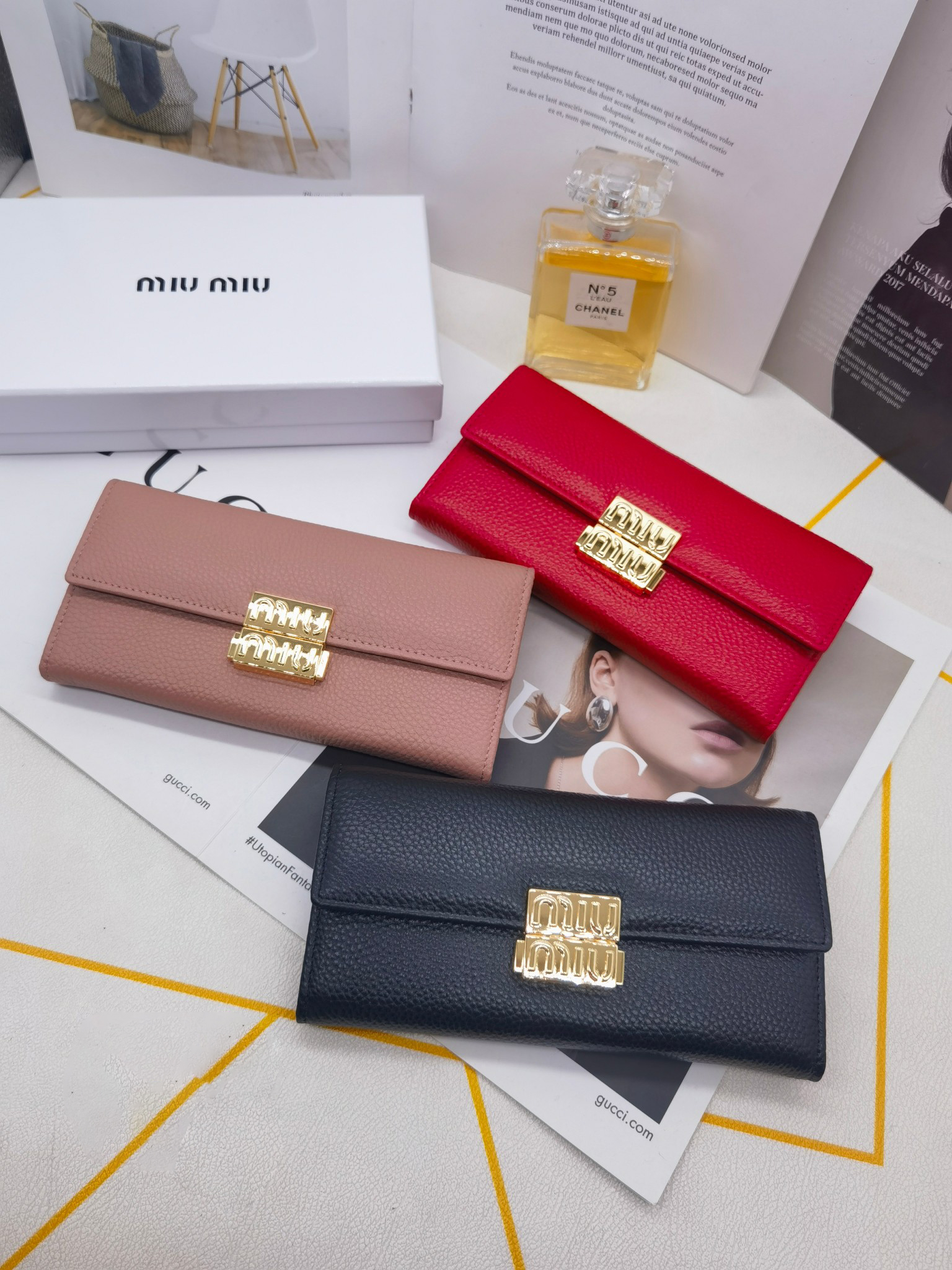 ミュウミュウ「Miu Miu」プレミアムレザー 折り長財布