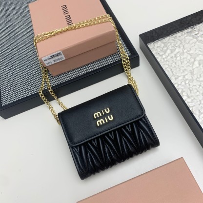 ミュウミュウ「Miu Miu」マテラッセレザー ジップアラウンド 折り財布