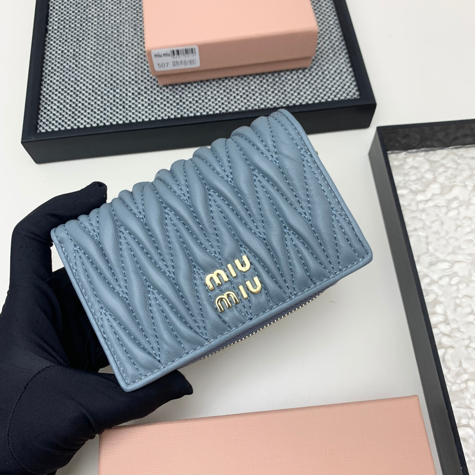 ミュウミュウ「Miu Miu」マテラッセレザー ジップアラウンド 折り財布