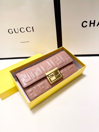 フェンディ「Fendi」高級エンボス牛革の大きな イタリア製財布