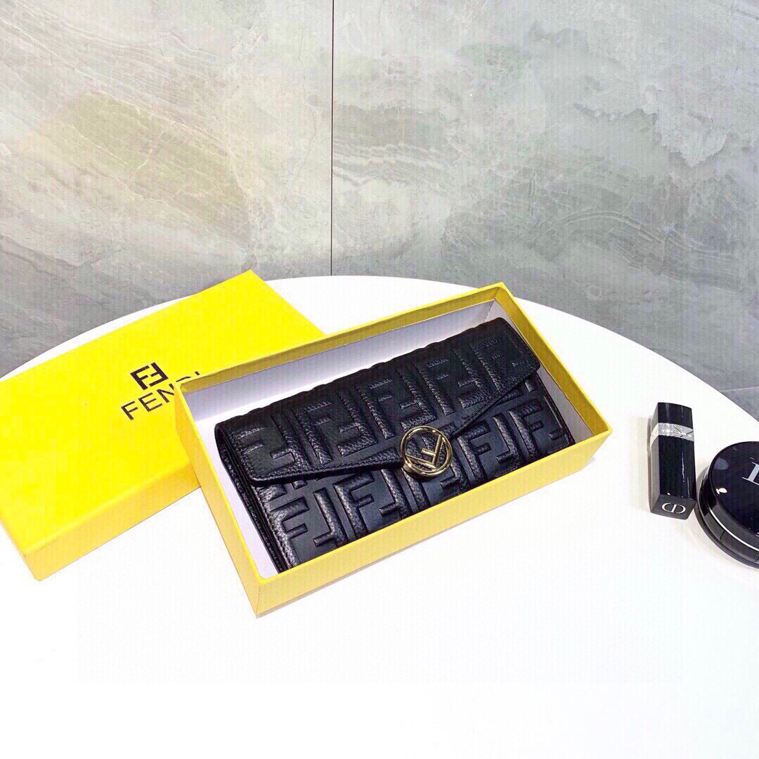 フェンディ「Fendi」高級エンボス牛革の大きな イタリア製財布