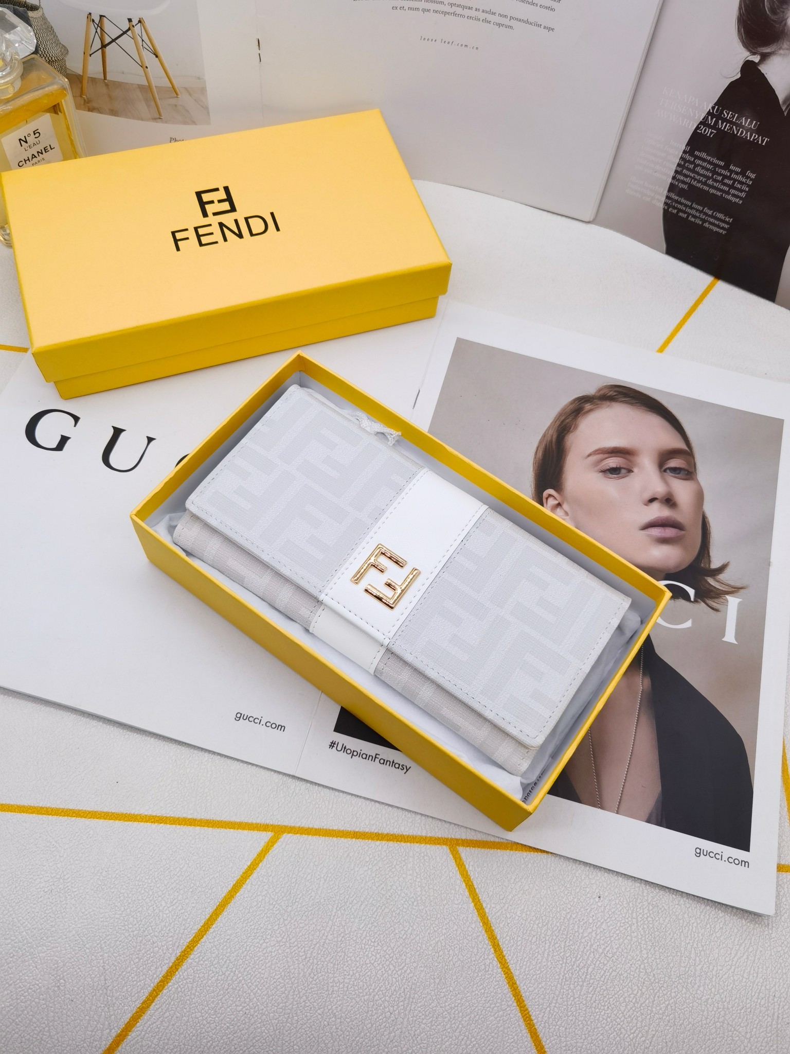 フェンディ「Fendi」高級エンボス牛革の大きな イタリア製財布