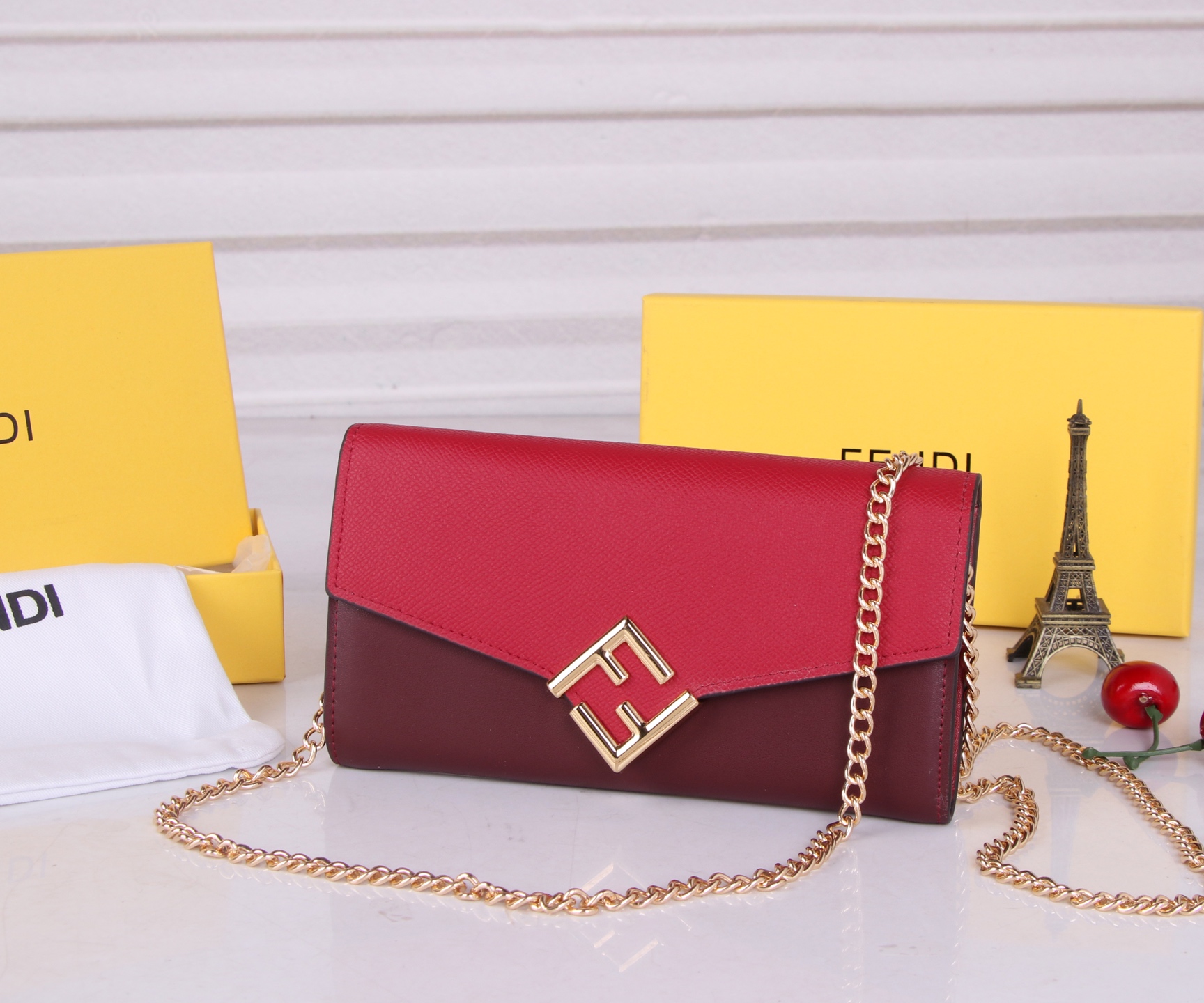 フェンディ「Fendi」高級エンボス牛革の大きな イタリア製財布