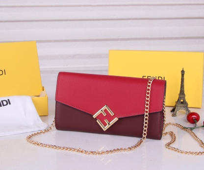 フェンディ「Fendi」高級エンボス牛革の大きな イタリア製財布