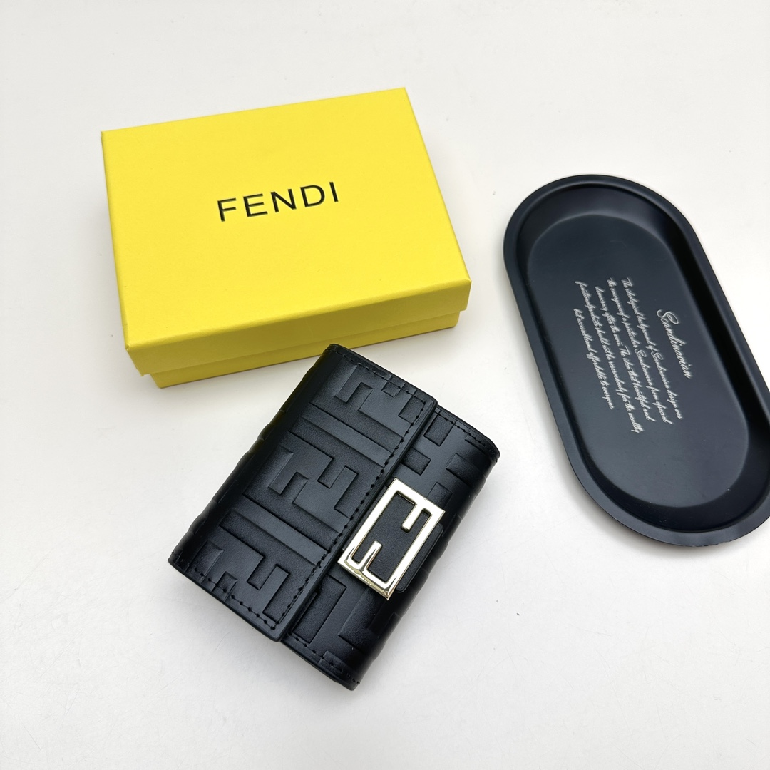 フェンディ「Fendi」高級エンボス牛革の大きな イタリア製財布