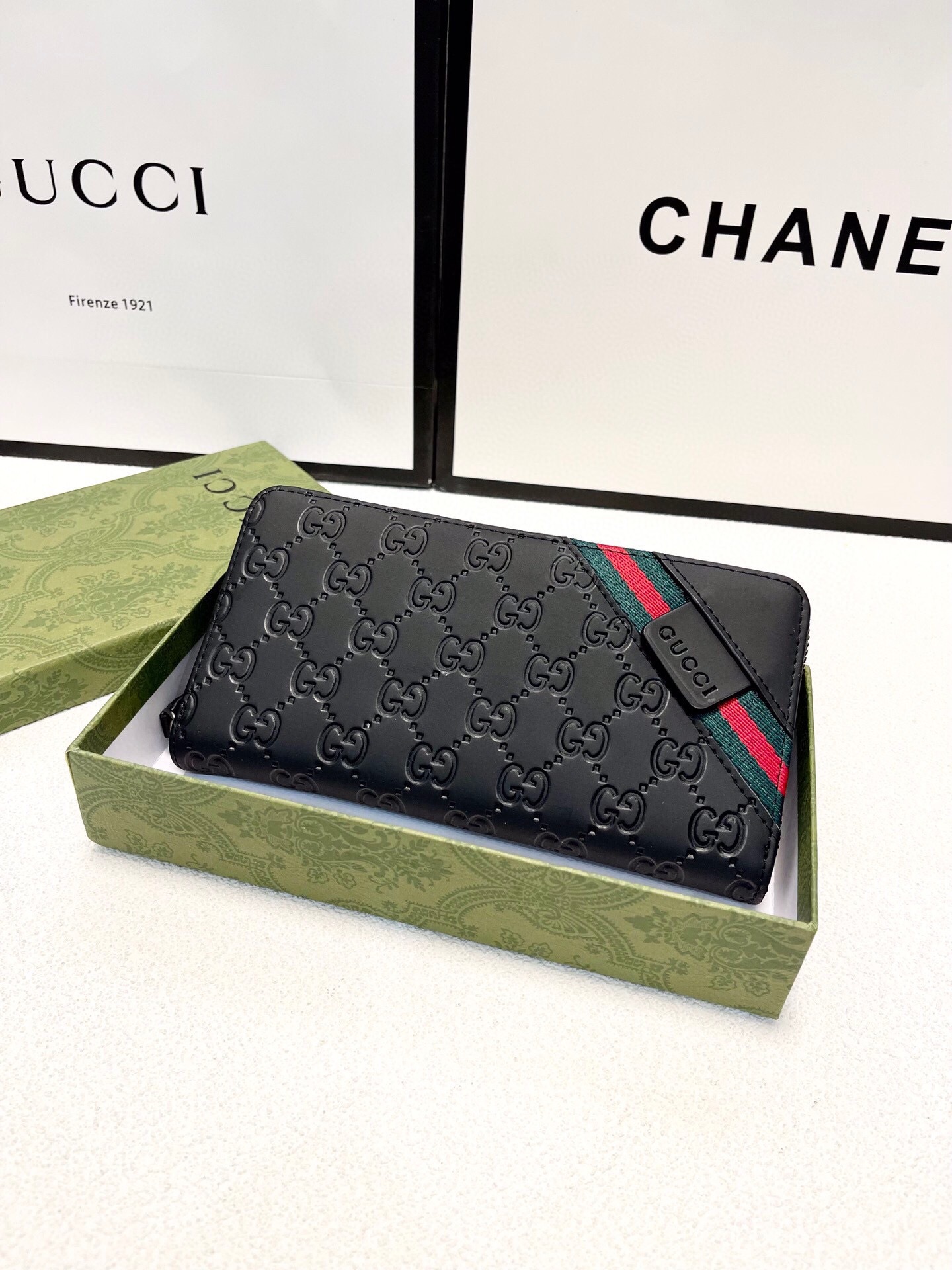 グッチ「Gucci」シグネチャー レザー ウェブ ジップアラウンドウォレット