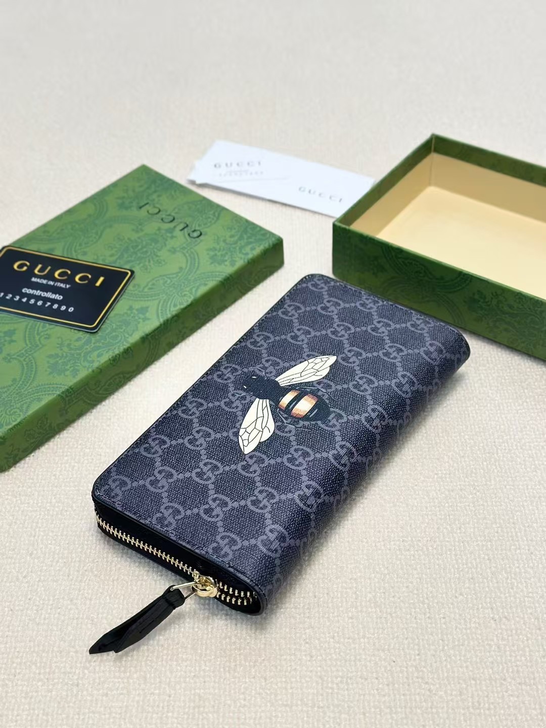 グッチ「Gucci」シグネチャー レザー ウェブ ジップアラウンドウォレット