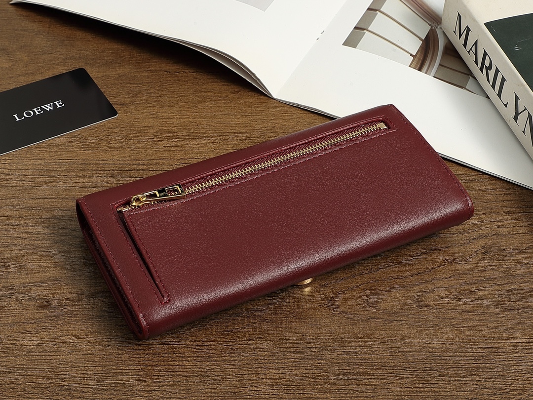 ロエベ「LOEWE」ぺブル バーティカル ウォレット スモール（シャイニーナパカーフ）