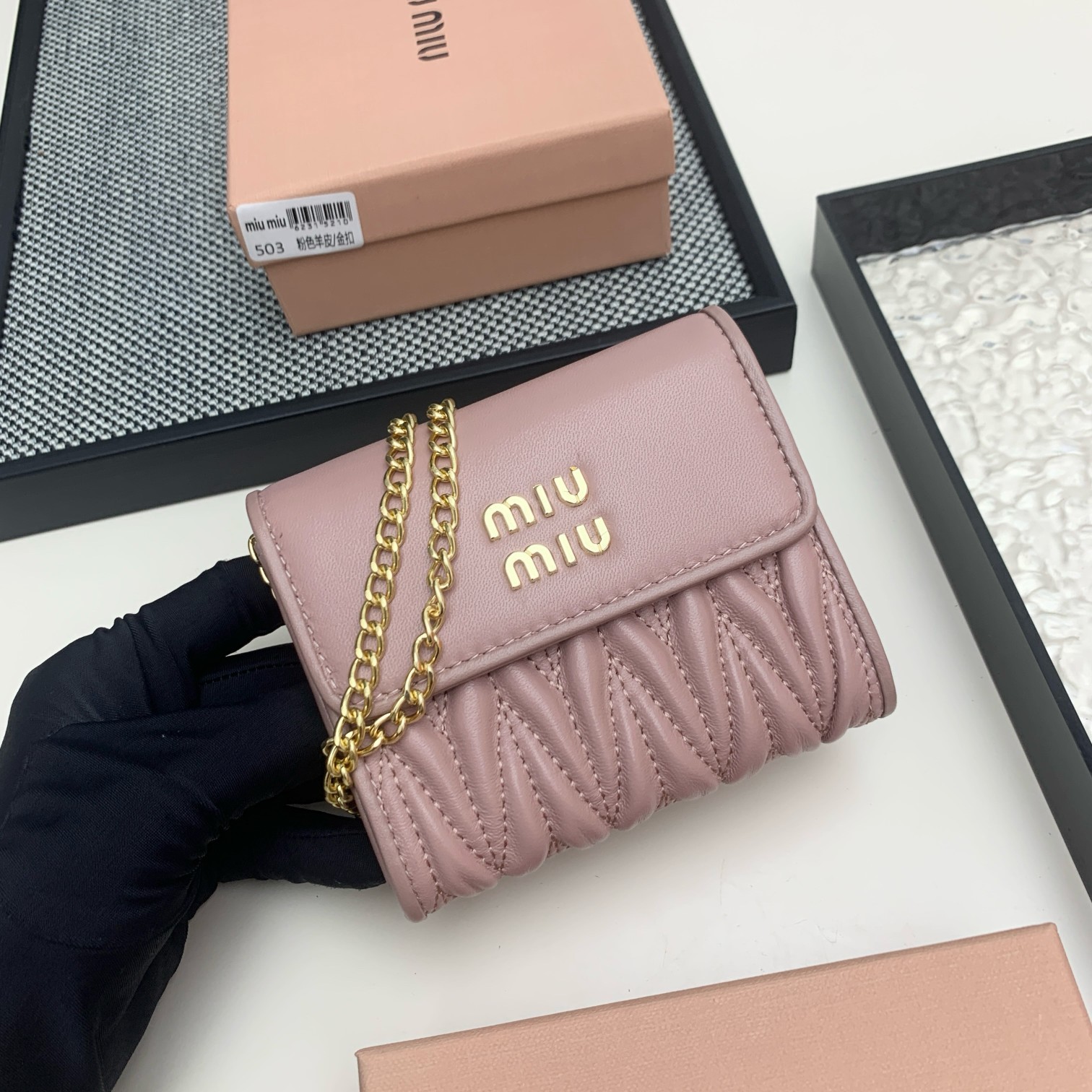 ミュウミュウ「Miu Miu」マテラッセレザー ジップアラウンド 折り財布