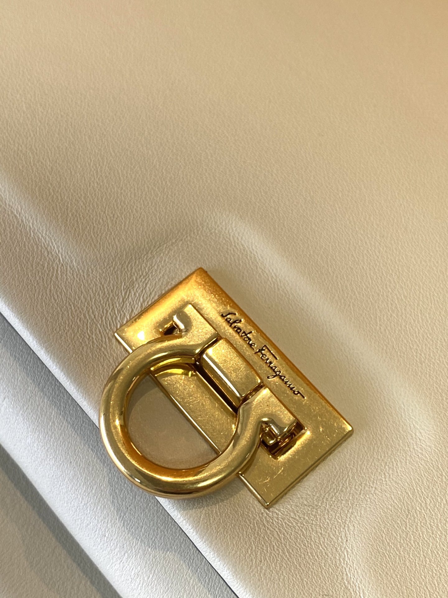 フェラガモ「Ferragamo」フラップトップハンドルバッグ