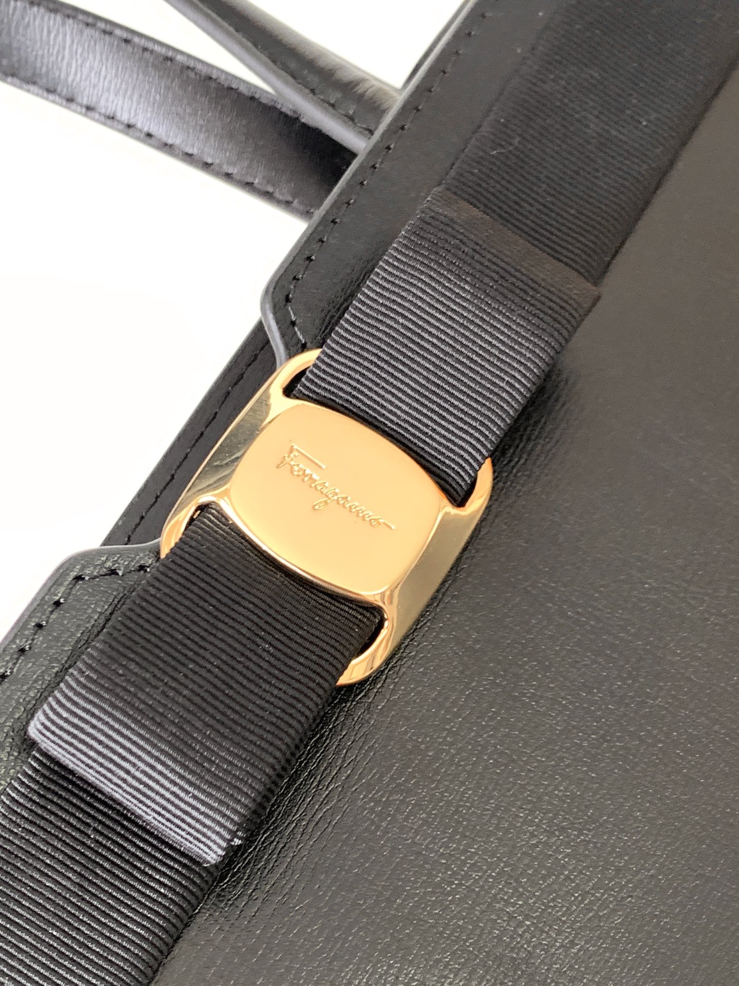 フェラガモ「Ferragamo」トリフォリオ ショルダーバッグ