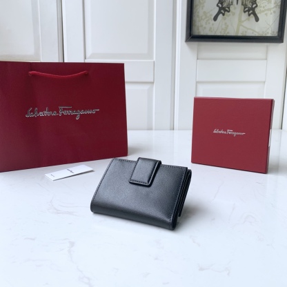 フェラガモ「Ferragamo」 トリフォールドコンパクトウォレット