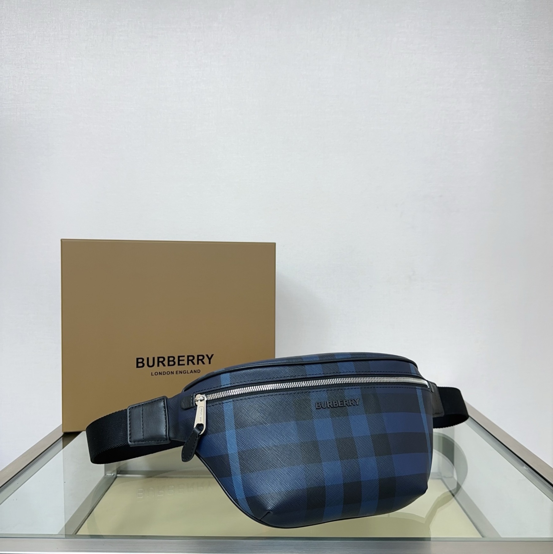 バーバリー「Burberry」深い青色トレンチ ウエストバッグ