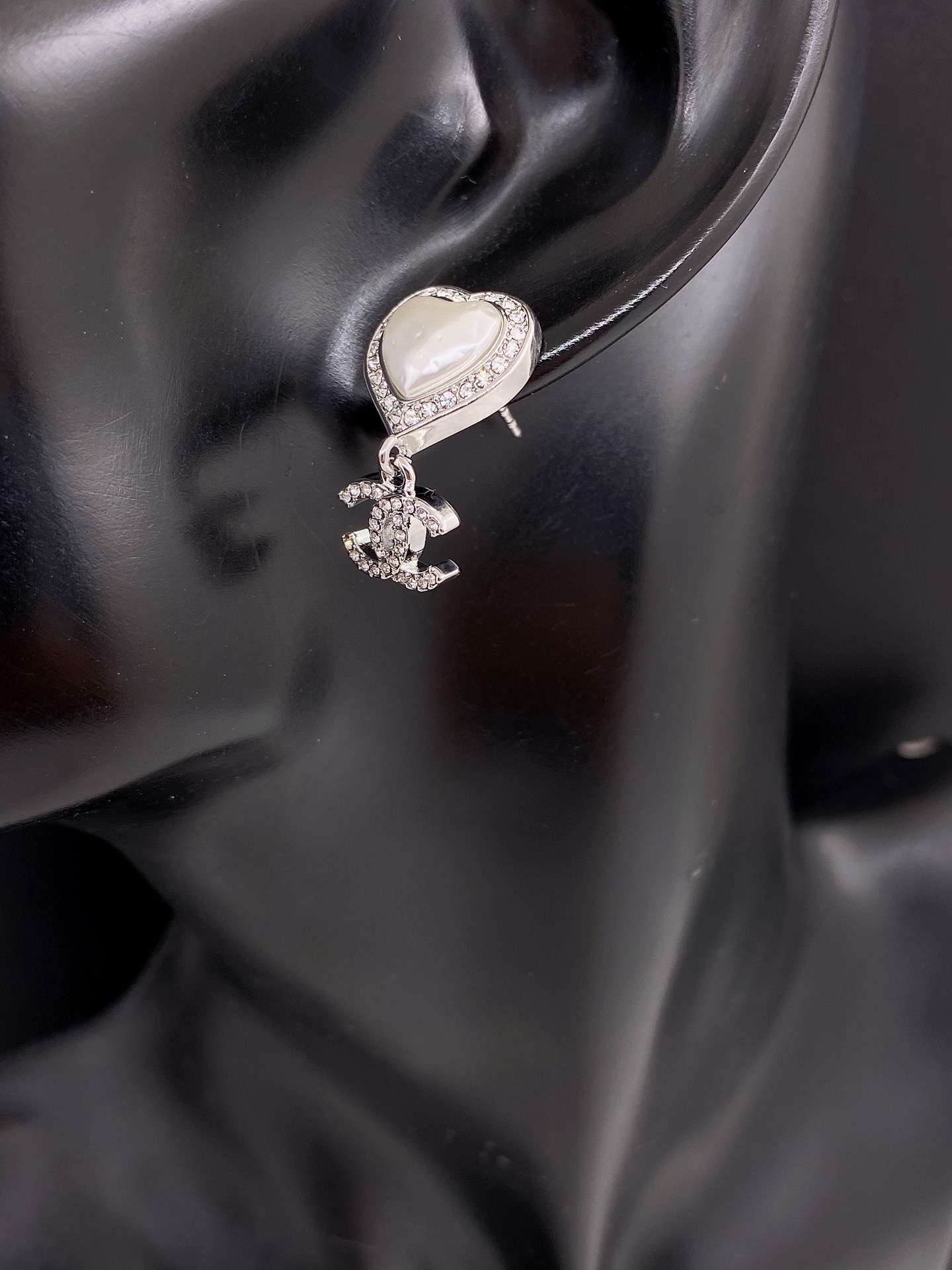 シャネル「Chanel」ホワイト ハート & シーシー イヤリング 最新コレクション 