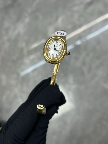 カルティエ「Cartier」バニュール ミディアム クォーツ 腕時計32mm