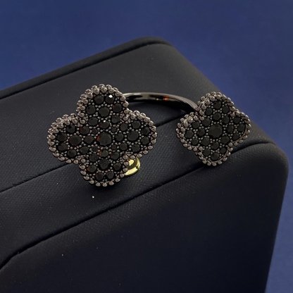 ヴァン クリーフ＆アーペル「Van Cleef & Arpels」ブラックダイヤモンド ダブルフラワー オープンリング