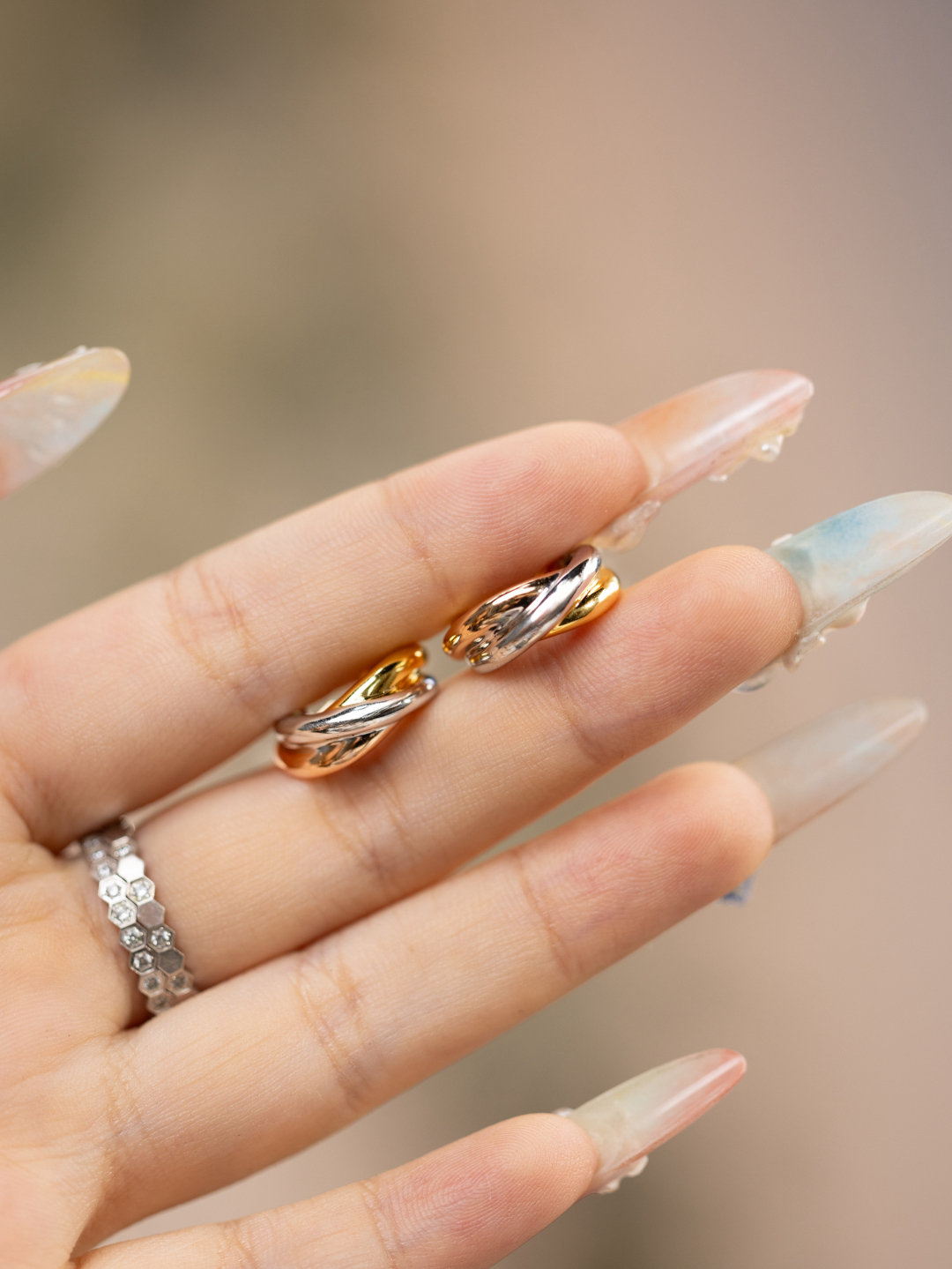 ティファニー「Tiffany & Co.」T トライコロールフープピアス