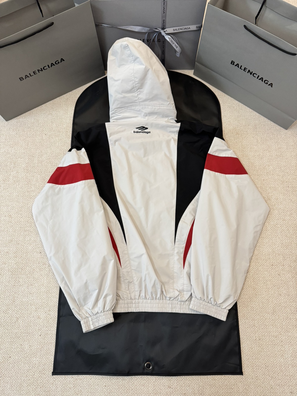 バレンシアガ「Balenciaga」‌赤と黒のエンボス刺繍ジャケット