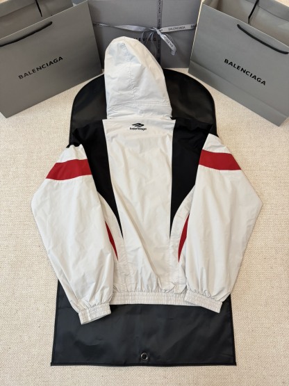 バレンシアガ「Balenciaga」‌赤と黒のエンボス刺繍ジャケット