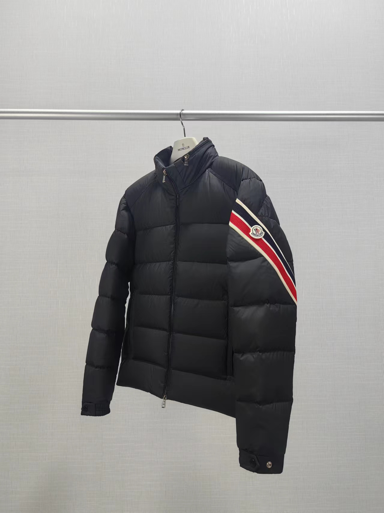 モンクレール「Moncler」カラーテープ スリーブ パネル ダウンジャケット