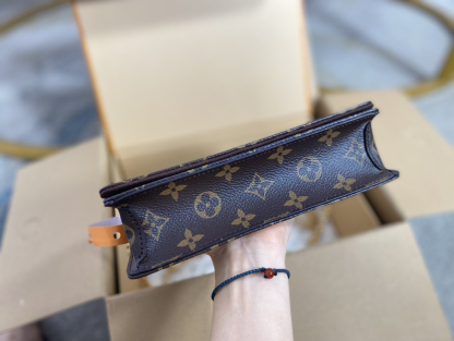 ルイ・ヴィトン「Louis Vuitton」On Chain Lily モノグラム キャンバス