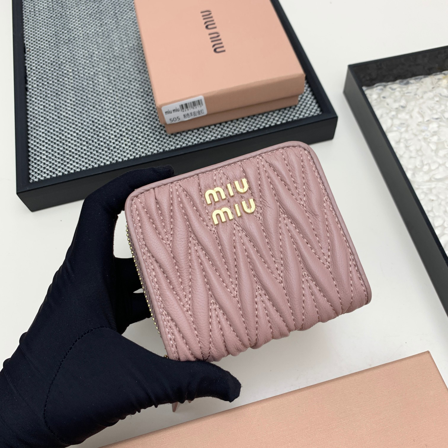 ミュウミュウ「Miu Miu」マテラッセレザー  ジップアラウンド財布