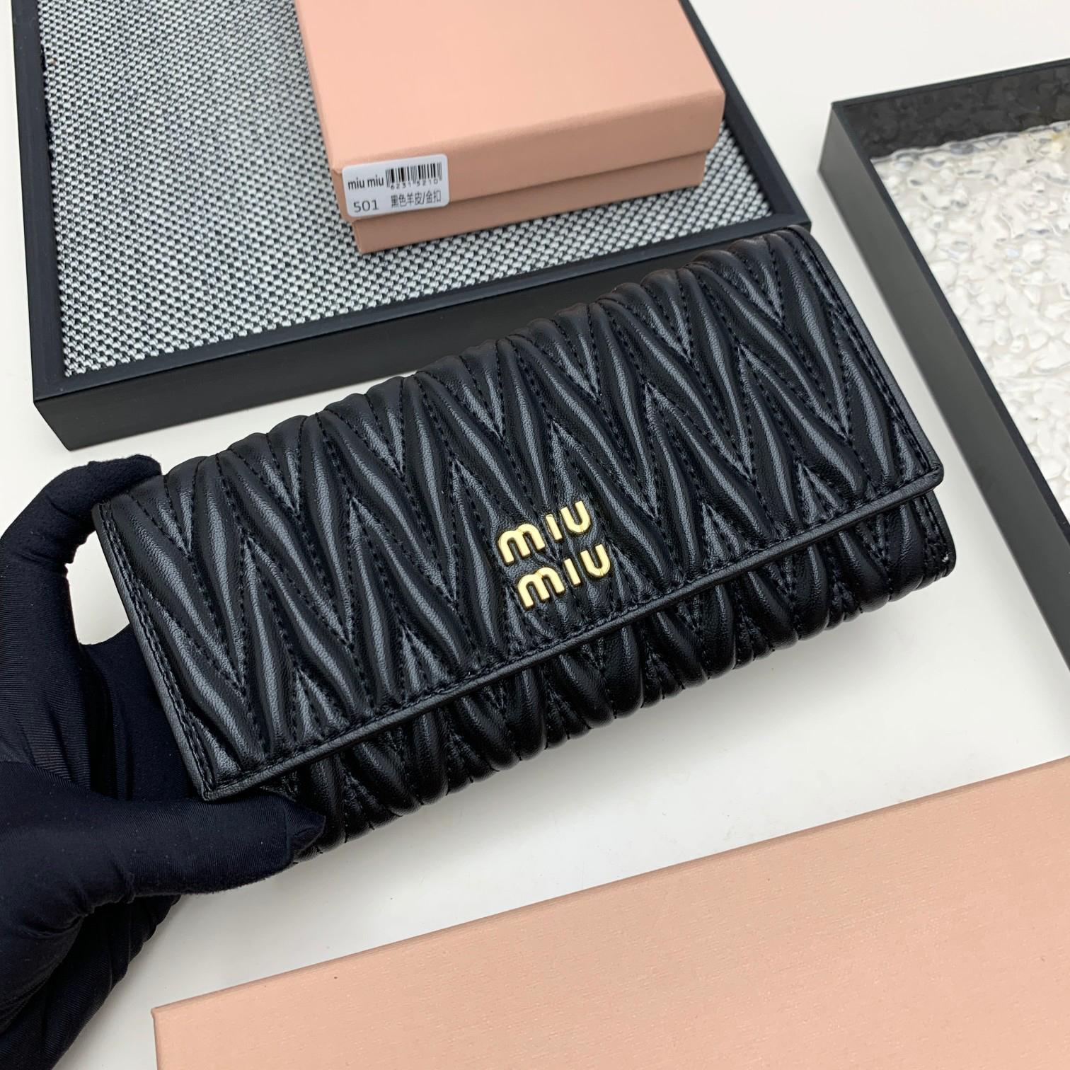 ミュウミュウ「Miu Miu」マテラッセレザー  折り長財布