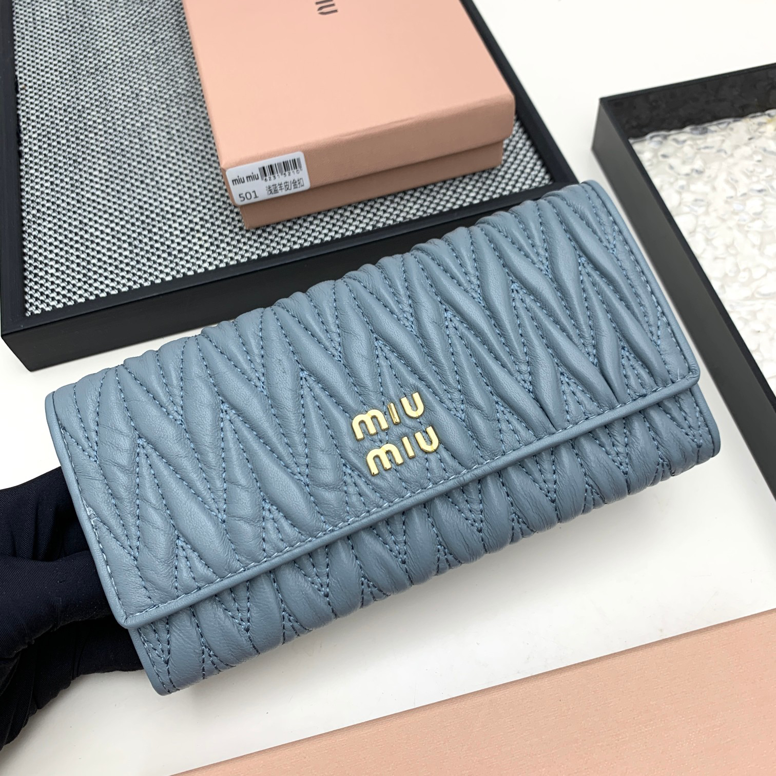 ミュウミュウ「Miu Miu」マテラッセレザー  折り長財布