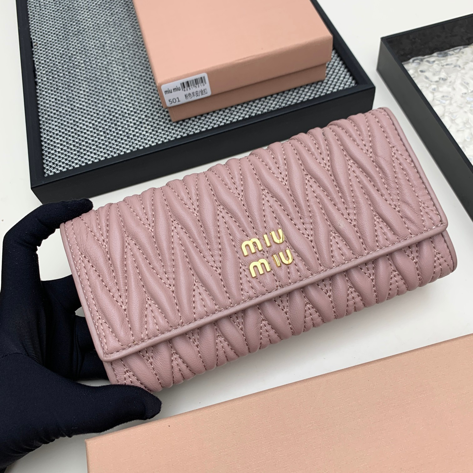 ミュウミュウ「Miu Miu」マテラッセレザー  折り長財布