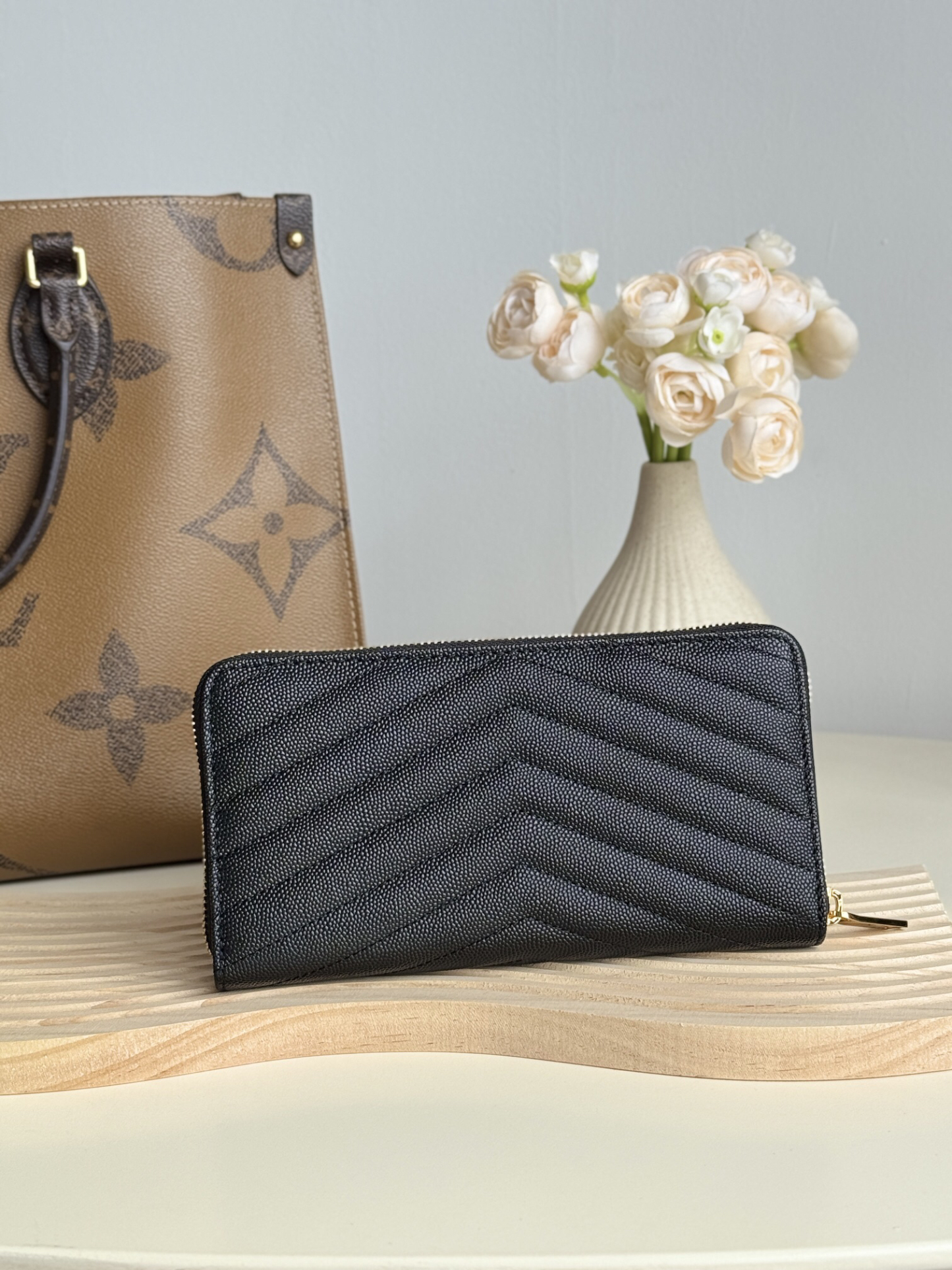 サンローラン「Saint Laurent」モノグラム・サンローラン フルジップウォレット（グレインパウダーテクスチャー キルティングレザー）